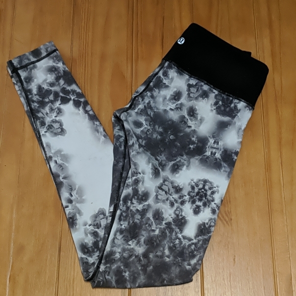 🦄 Lululemon Black Roses Wunder Under Pants WUP White Floral - Picture 1 of 6